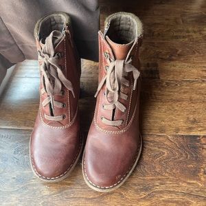 Clarks Boots Women Size 8M